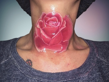 tatuaj-floare-gat