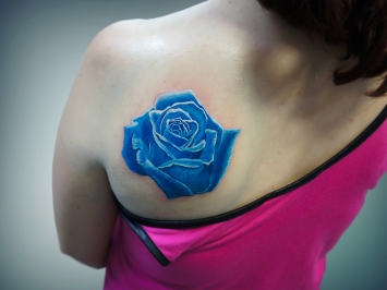 tatuaj-floare-albastra